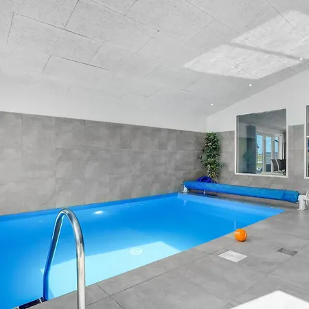 Beautiful In With Private Swimming Pool, Be Inside Or Outside *