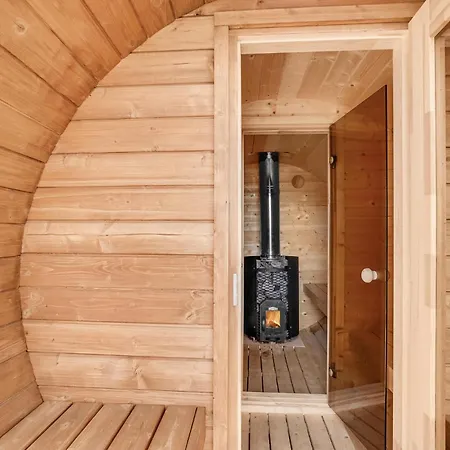 Дом отдыха Lovely In With Sauna